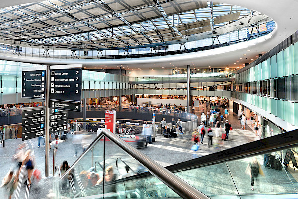 Morning at Zürich Airport – Planes, Alps & Coffee Smell